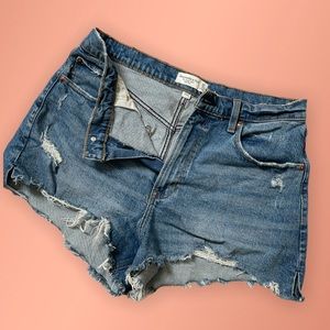 ABERCROMBIE AND FITCH Curve Love Mid-Rise Mom Shorts